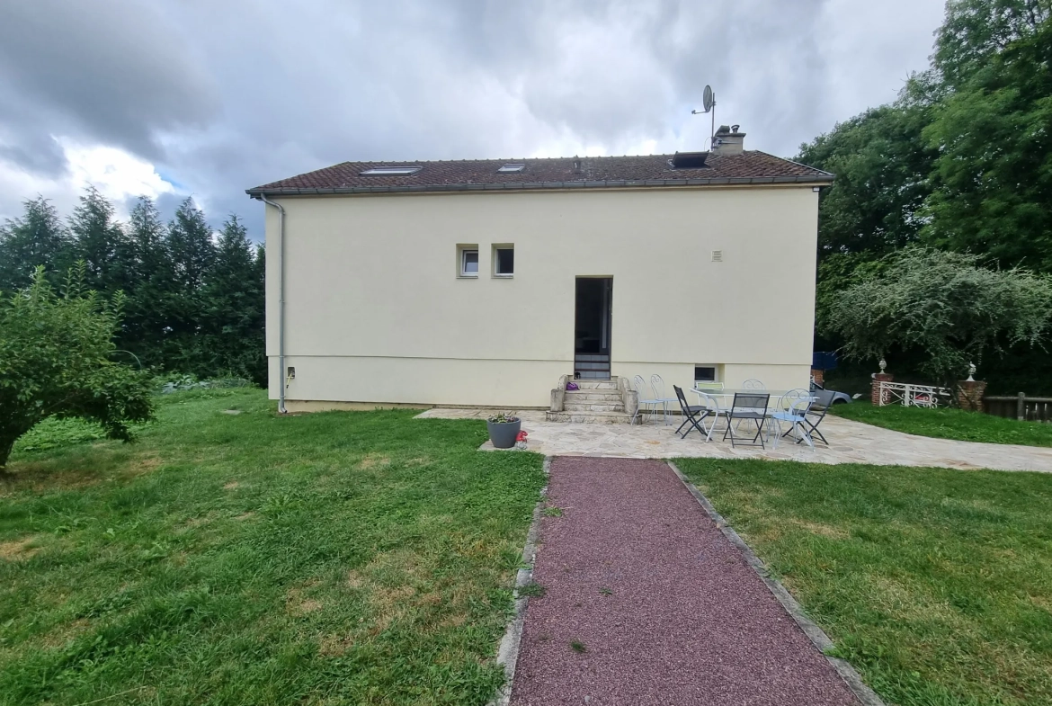 Maison de 90 m² avec grand terrain et double garage près de Le Mêle-Sur-Sarthe 