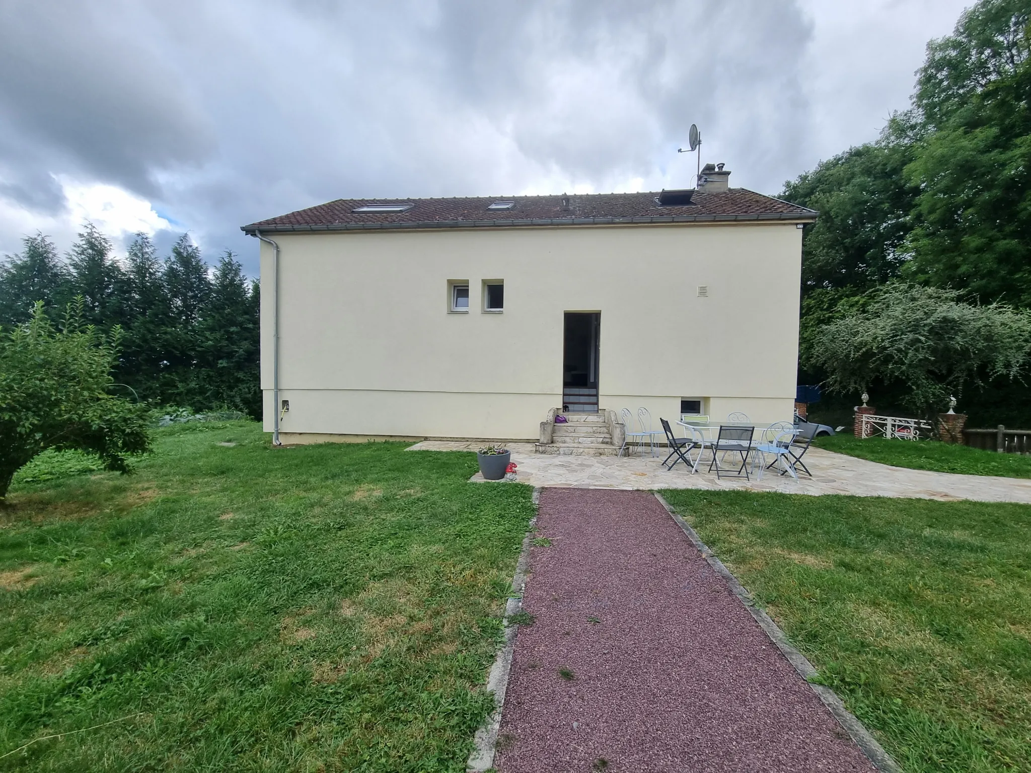 Maison de 90 m² avec grand terrain et double garage près de Le Mêle-Sur-Sarthe 