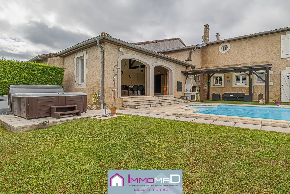 Maison spacieuse de 251 m² avec piscine, tennis et jardin à Thillot 