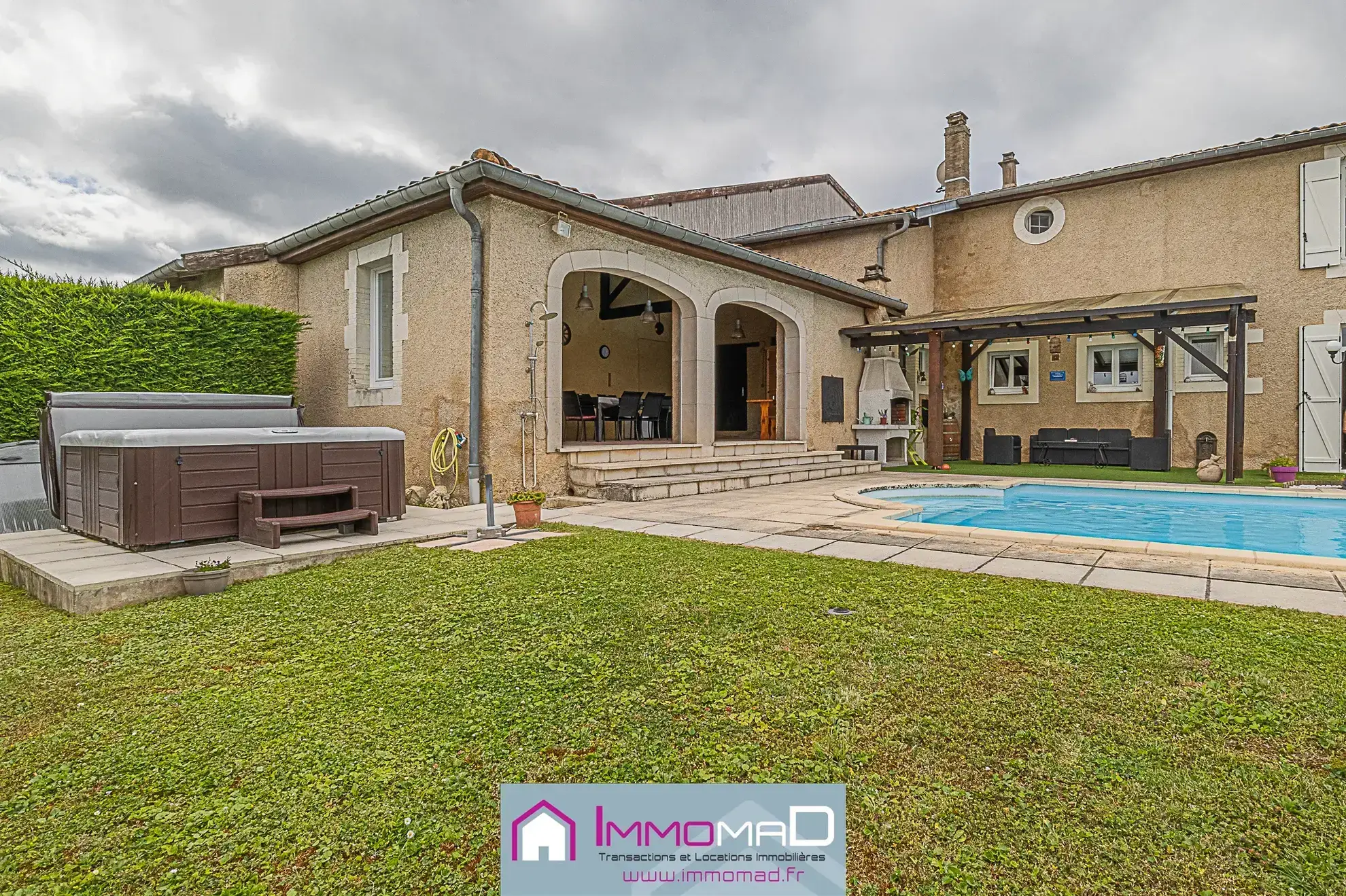 Maison spacieuse de 251 m² avec piscine, tennis et jardin à Thillot 
