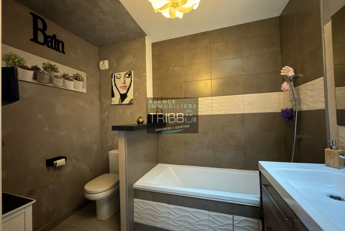 Villa moderne RT2012 avec 4 chambres, piscine et garage à Pollestres 