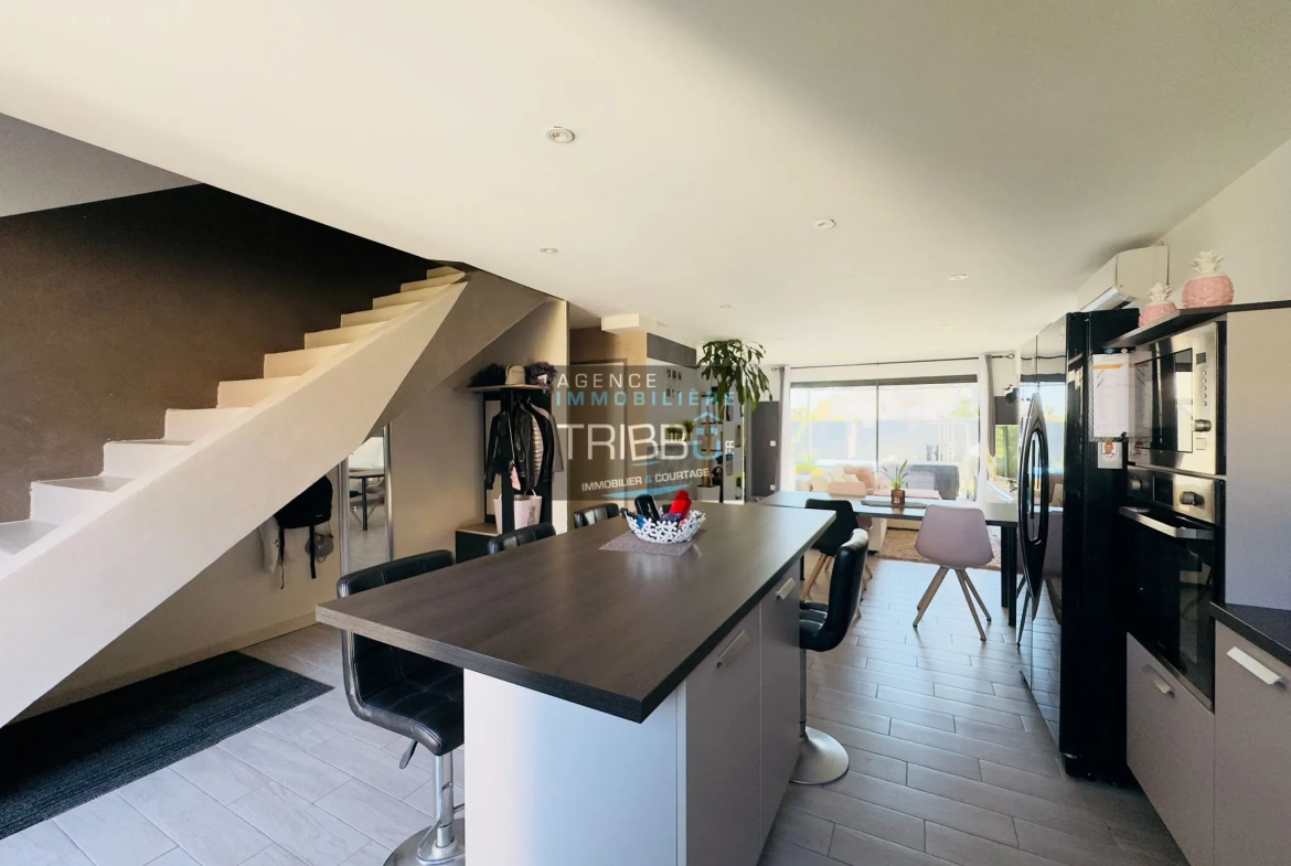 Villa moderne RT2012 avec 4 chambres, piscine et garage à Pollestres 