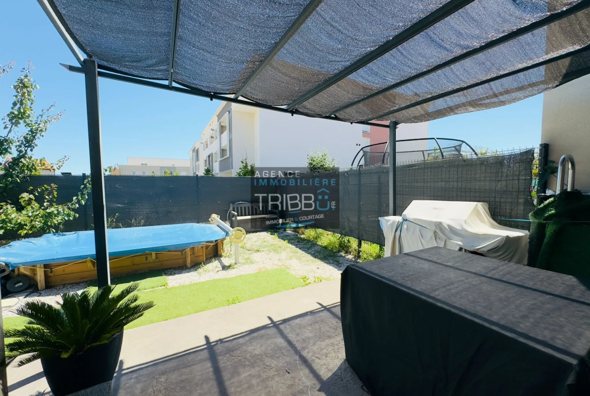 Villa moderne RT2012 avec 4 chambres, piscine et garage à Pollestres 