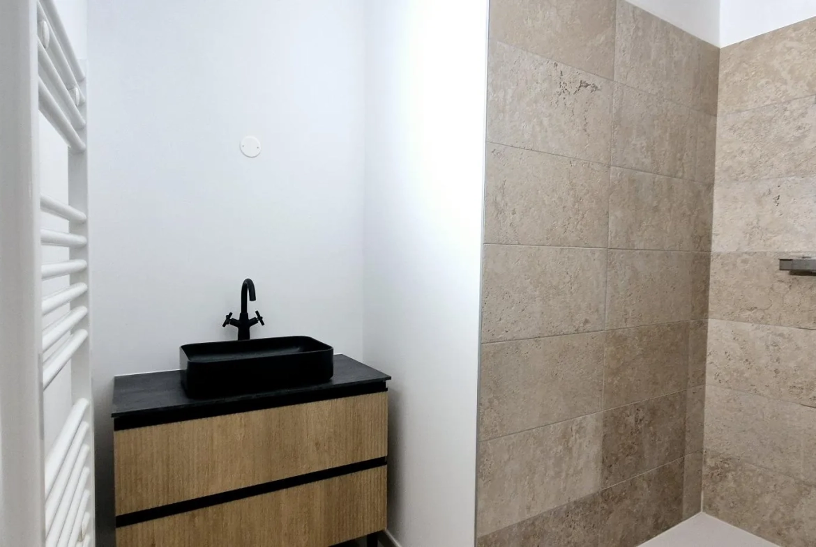 Maison de village T3 rénovée à Mudaison, 65m2, confort moderne 