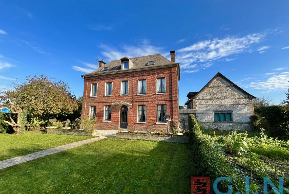 Maison de maître à Boos avec dépendance et jardin arboré 