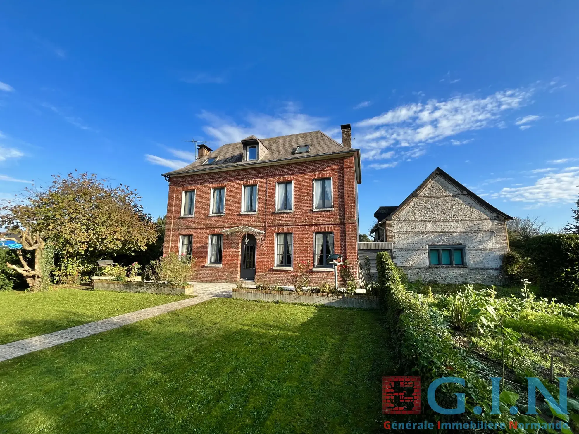 Maison de maître à Boos avec dépendance et jardin arboré 