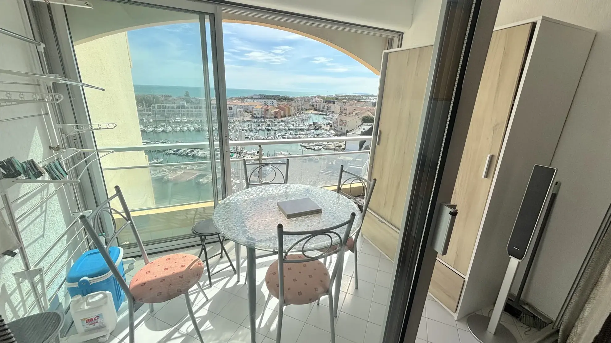 Studio cabine avec vue panoramique sur le port, la mer et les étangs à Carnon-Plage 