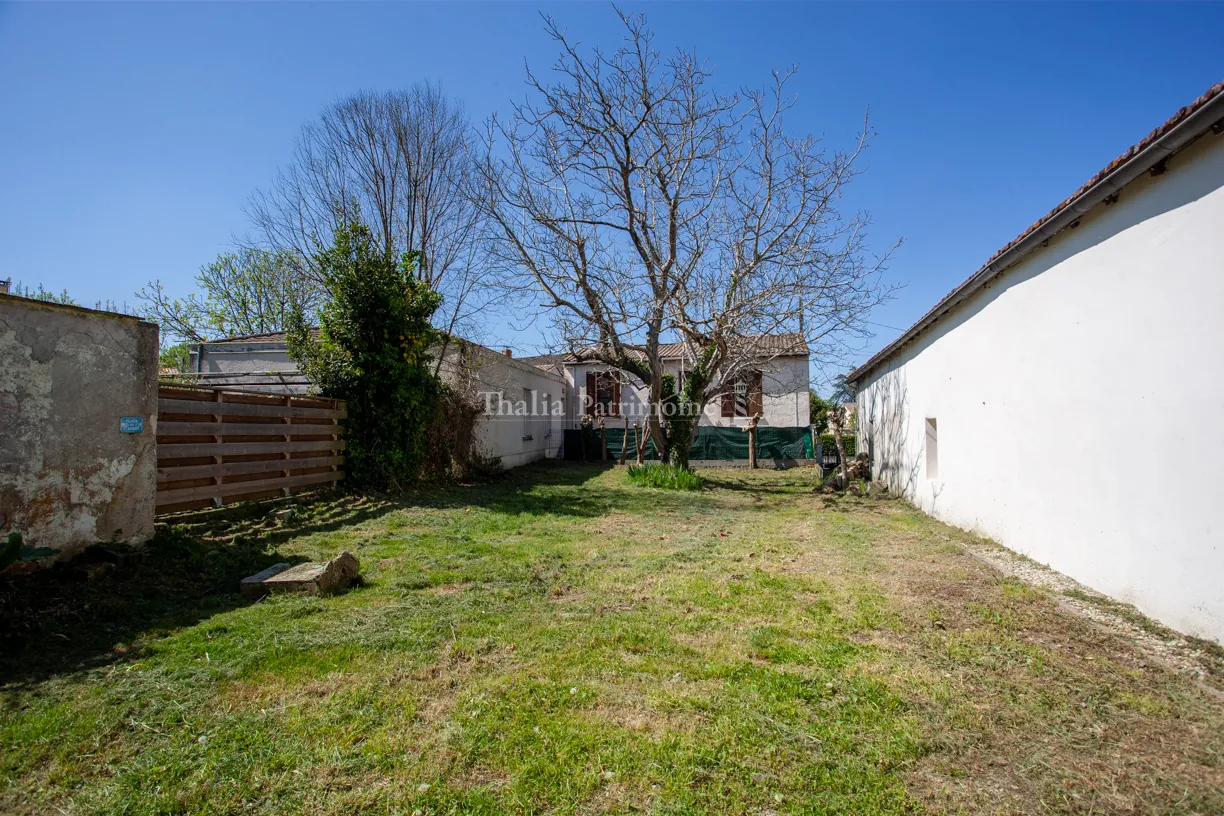 Immeuble pierre 154m² avec maison et local commercial en plein centre de Créon 