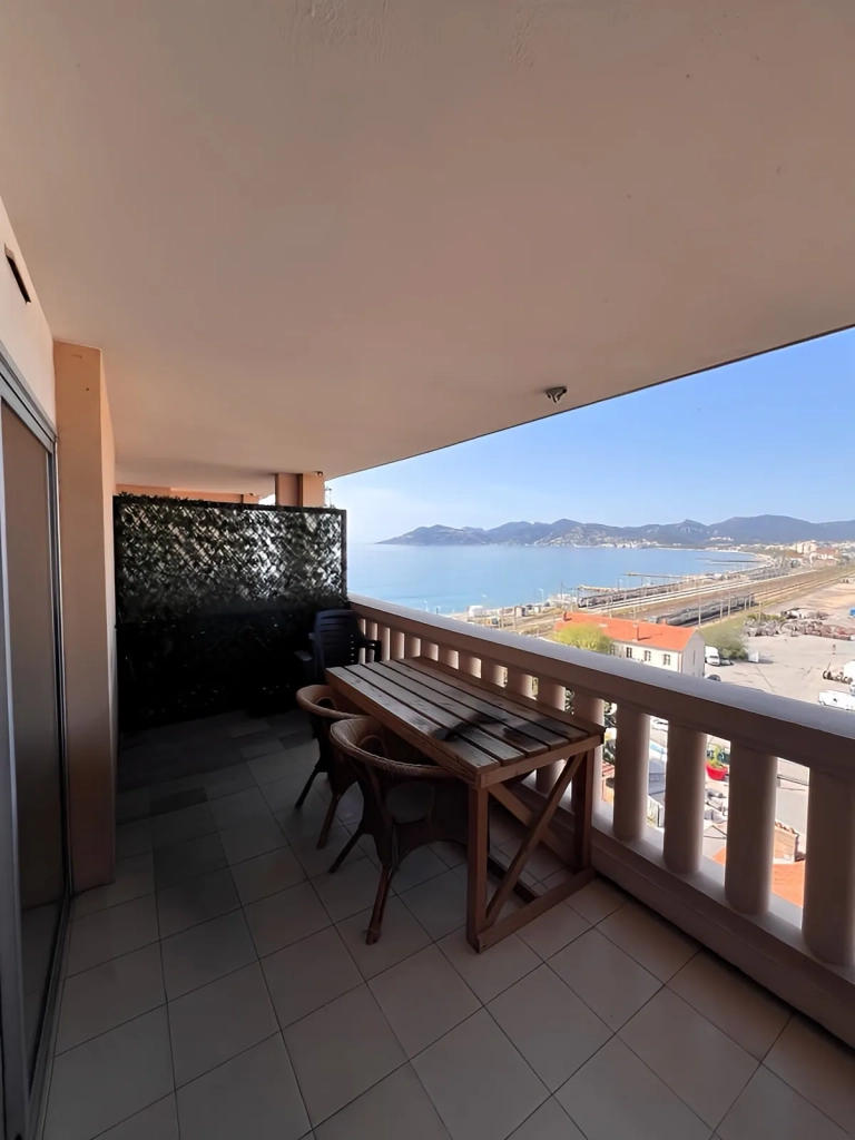 Appartement T3 de 40m² avec vue mer à Cannes La Bocca