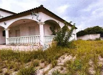 Villa à vendre à Milhaud – 144 m², 3 chambres, garage, prix de départ 60 000 € 