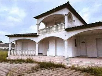 Villa à vendre à Milhaud – 144 m², 3 chambres, garage, prix de départ 60 000 € 