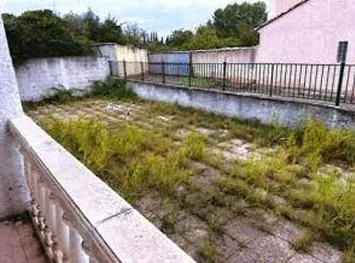 Villa à vendre à Milhaud – 144 m², 3 chambres, garage, prix de départ 60 000 € 