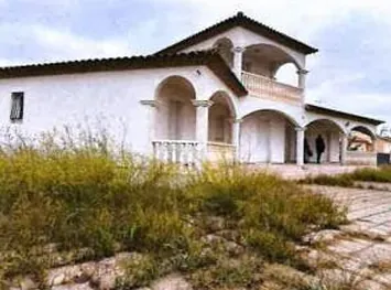 Villa à vendre à Milhaud – 144 m², 3 chambres, garage, prix de départ 60 000 € 