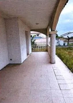 Villa à vendre à Milhaud – 144 m², 3 chambres, garage, prix de départ 60 000 € 