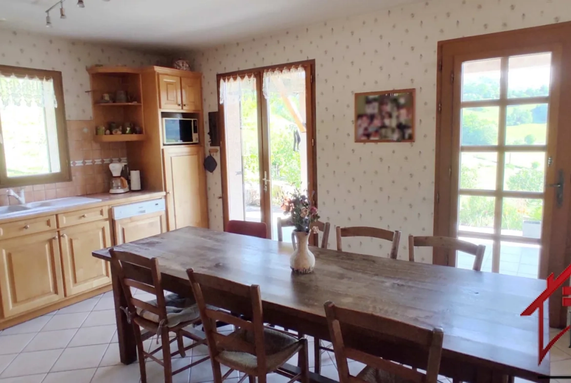 Maison à Cornod avec vue dégagée sur la nature, grand terrain et sans travaux 