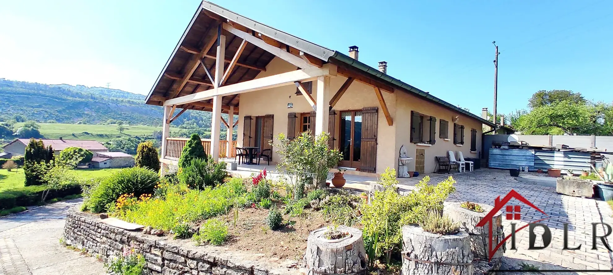 Maison à Cornod avec vue dégagée sur la nature, grand terrain et sans travaux 