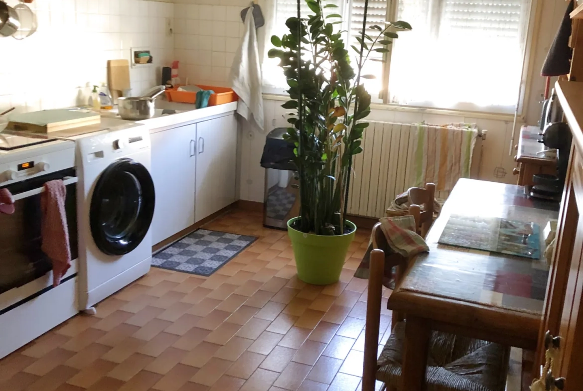 Immeuble avec local commercial et appartement à Salbris, Sologne 