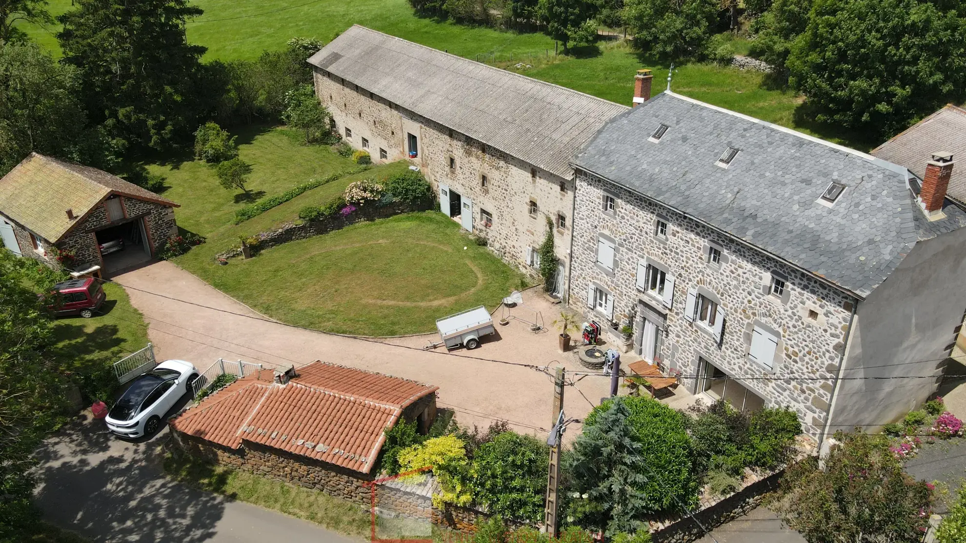 Corps de ferme à vendre à Andelat – 140 m², grange, terrain de 3972 m², proche Saint-Flour 