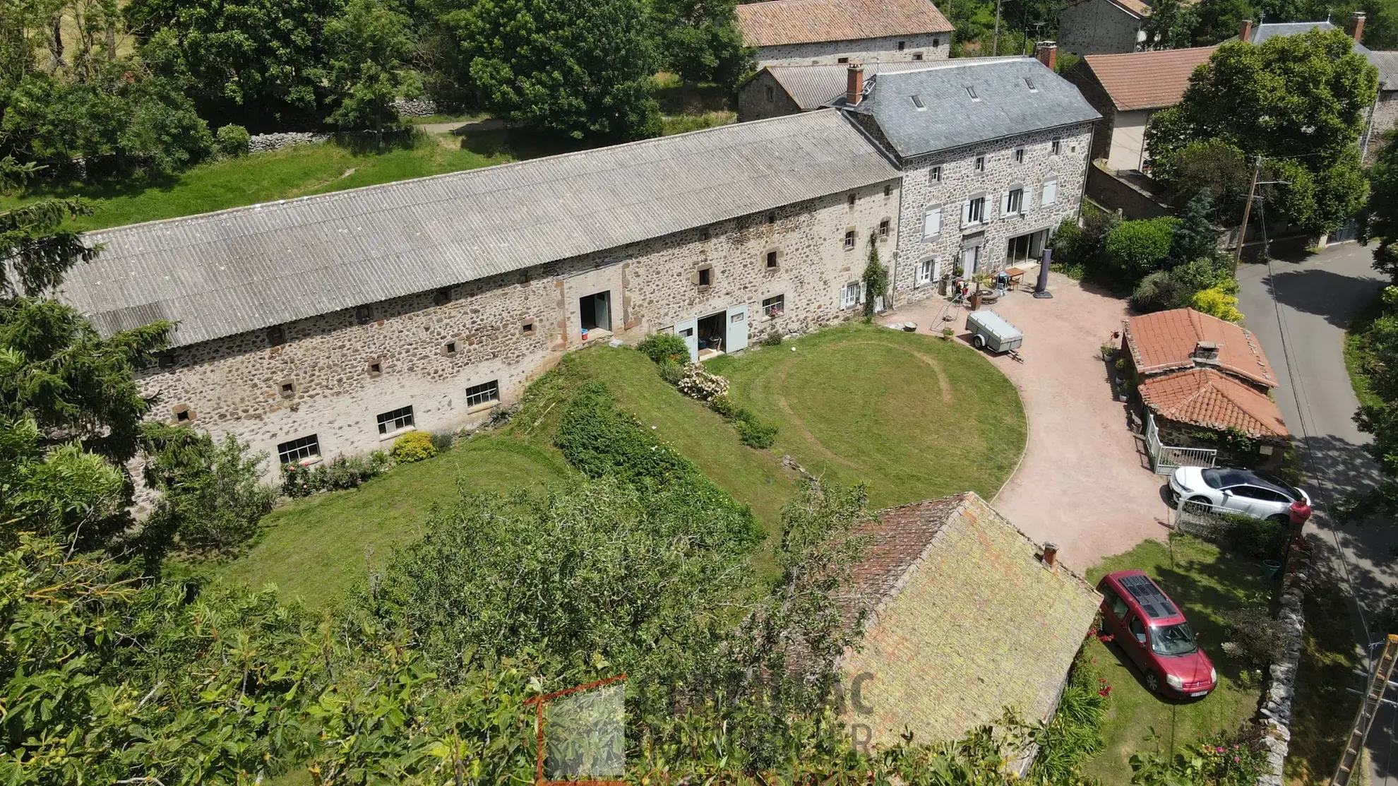 Corps de ferme à vendre à Andelat – 140 m², grange, terrain de 3972 m², proche Saint-Flour 