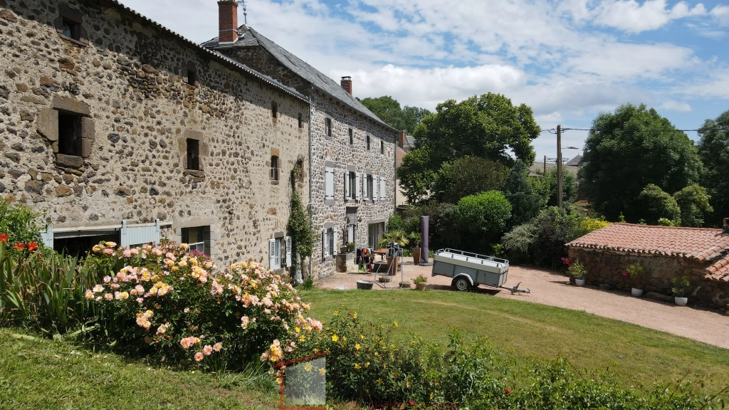 Corps de ferme à vendre à Andelat – 140 m², grange, terrain de 3972 m², proche Saint-Flour