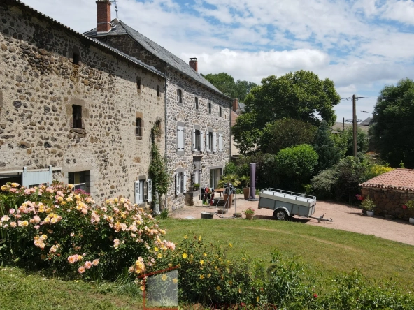 Corps de ferme à vendre à Andelat – 140 m², grange, terrain de 3972 m², proche Saint-Flour