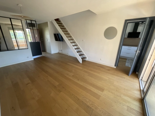 Appartement duplex 3 pièces avec terrasse à Saint Laurent du Var