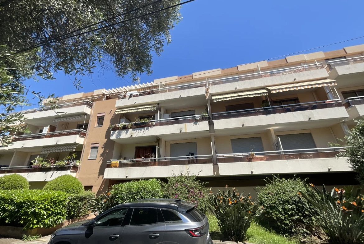 Appartement duplex 3 pièces en dernier étage avec terrasse à Cagnes-sur-Mer 