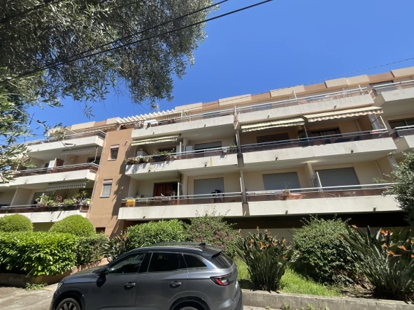 Appartement duplex 3 pièces en dernier étage avec terrasse à Cagnes-sur-Mer