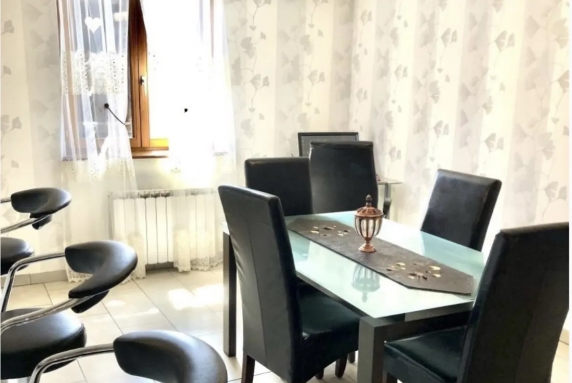Maison familiale à Florange avec jardin et terrasse, idéalement située 