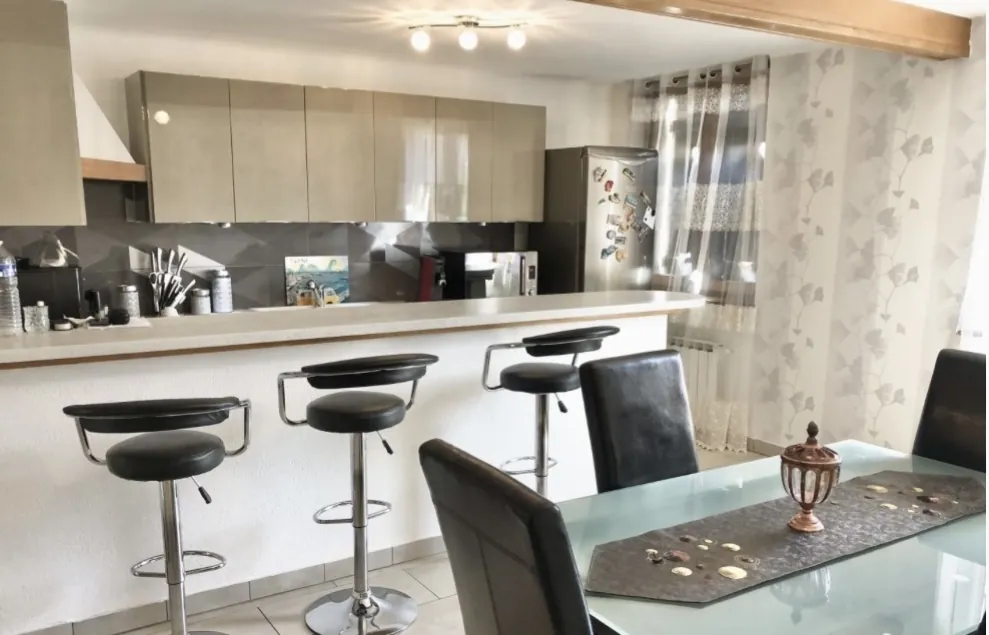 Maison familiale à Florange avec jardin et terrasse, idéalement située 