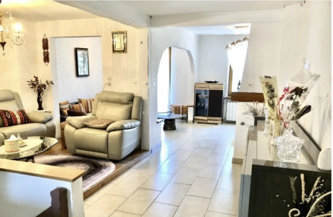 Maison familiale à Florange avec jardin et terrasse, idéalement située 