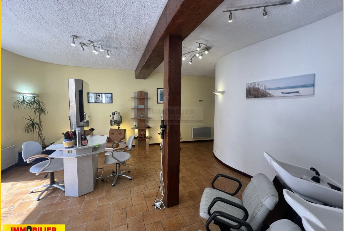 Immeuble à vendre au centre de Landiras avec potentiel d'aménagement 
