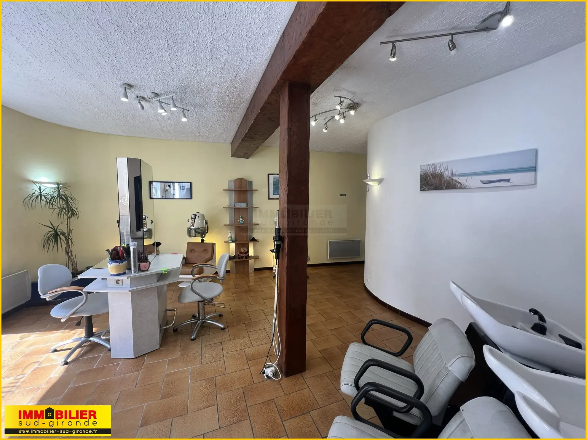 Immeuble à vendre au centre de Landiras avec potentiel d'aménagement 