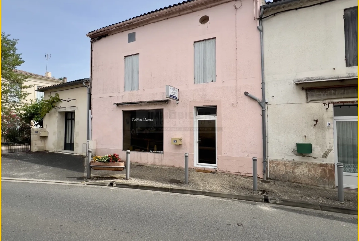 Immeuble à vendre au centre de Landiras avec potentiel d'aménagement 