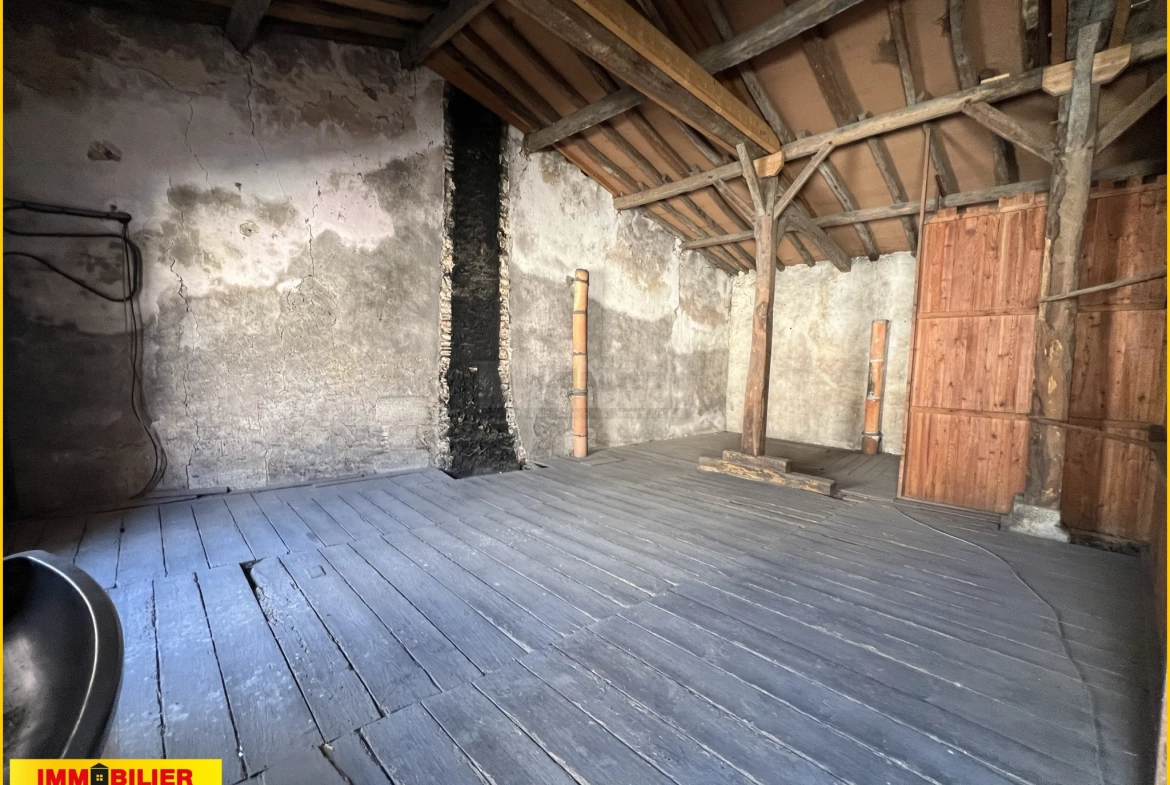 Immeuble à vendre au centre de Landiras avec potentiel d'aménagement 