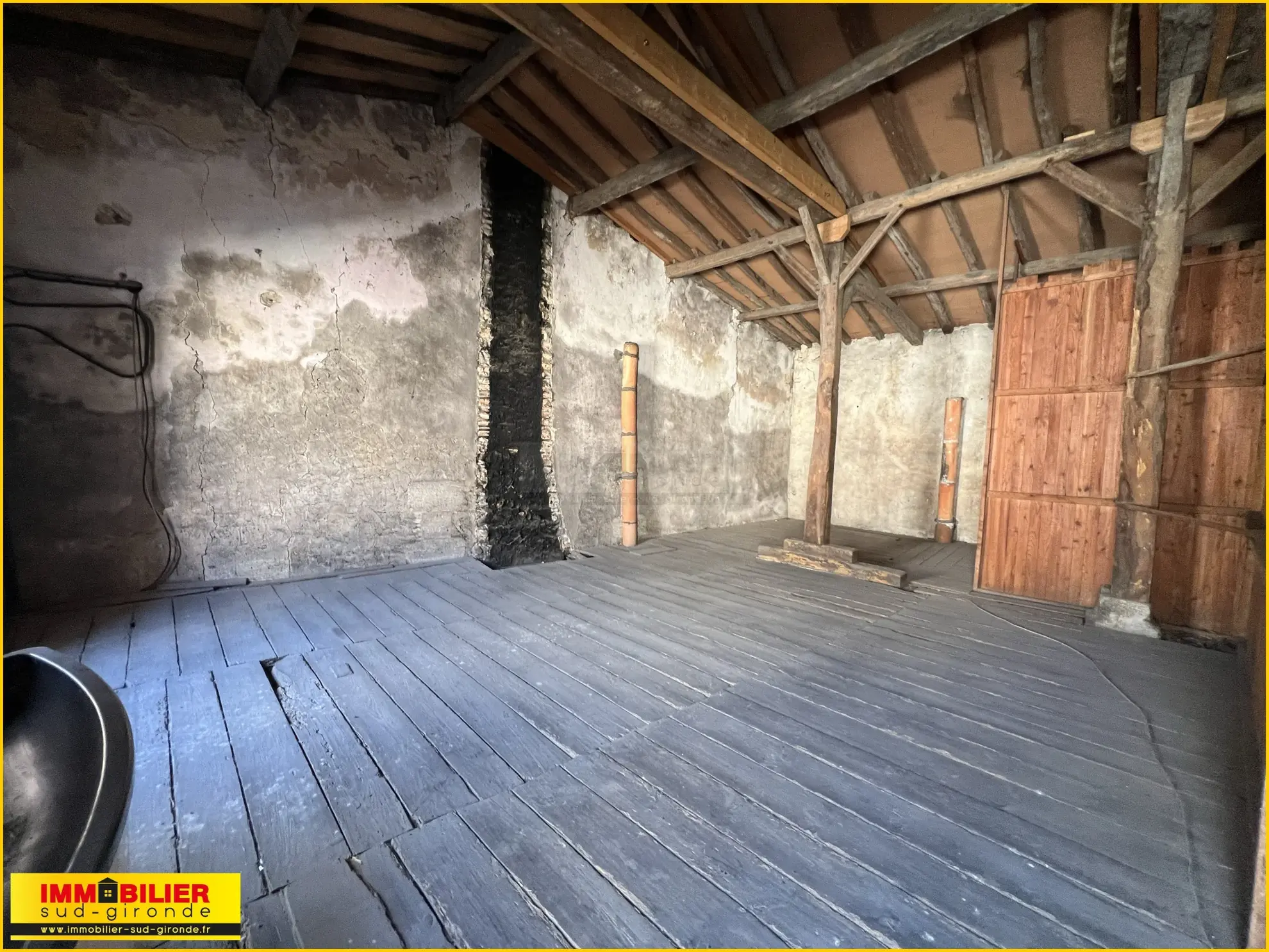 Immeuble à vendre au centre de Landiras avec potentiel d'aménagement 