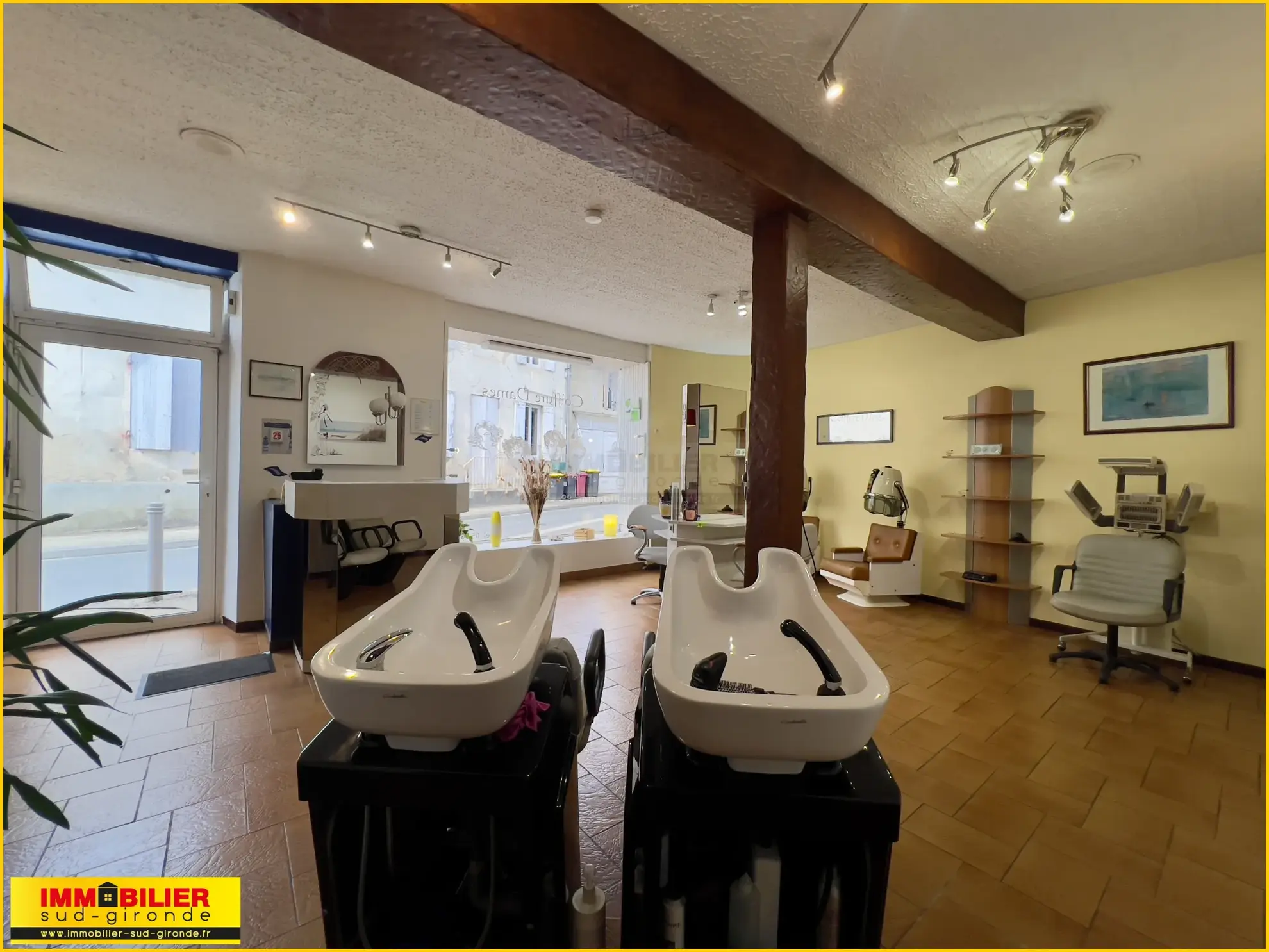 Immeuble à vendre au centre de Landiras avec potentiel d'aménagement 