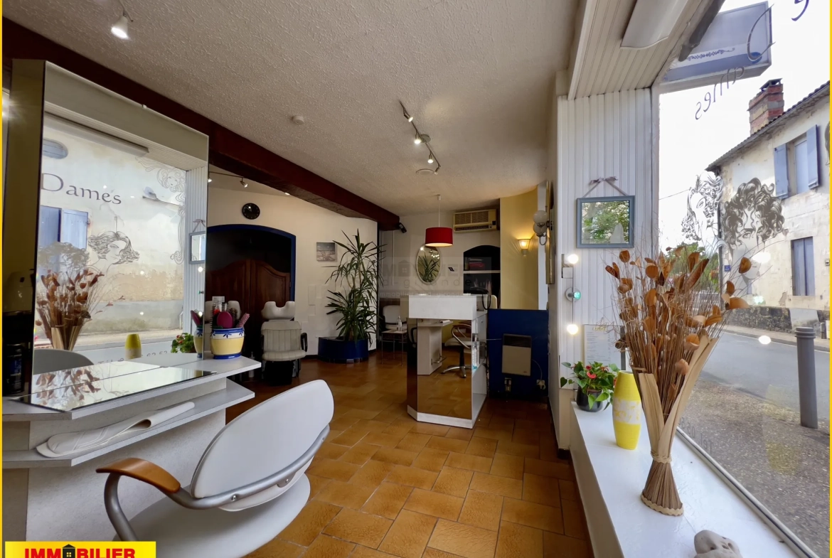 Immeuble à vendre au centre de Landiras avec potentiel d'aménagement 