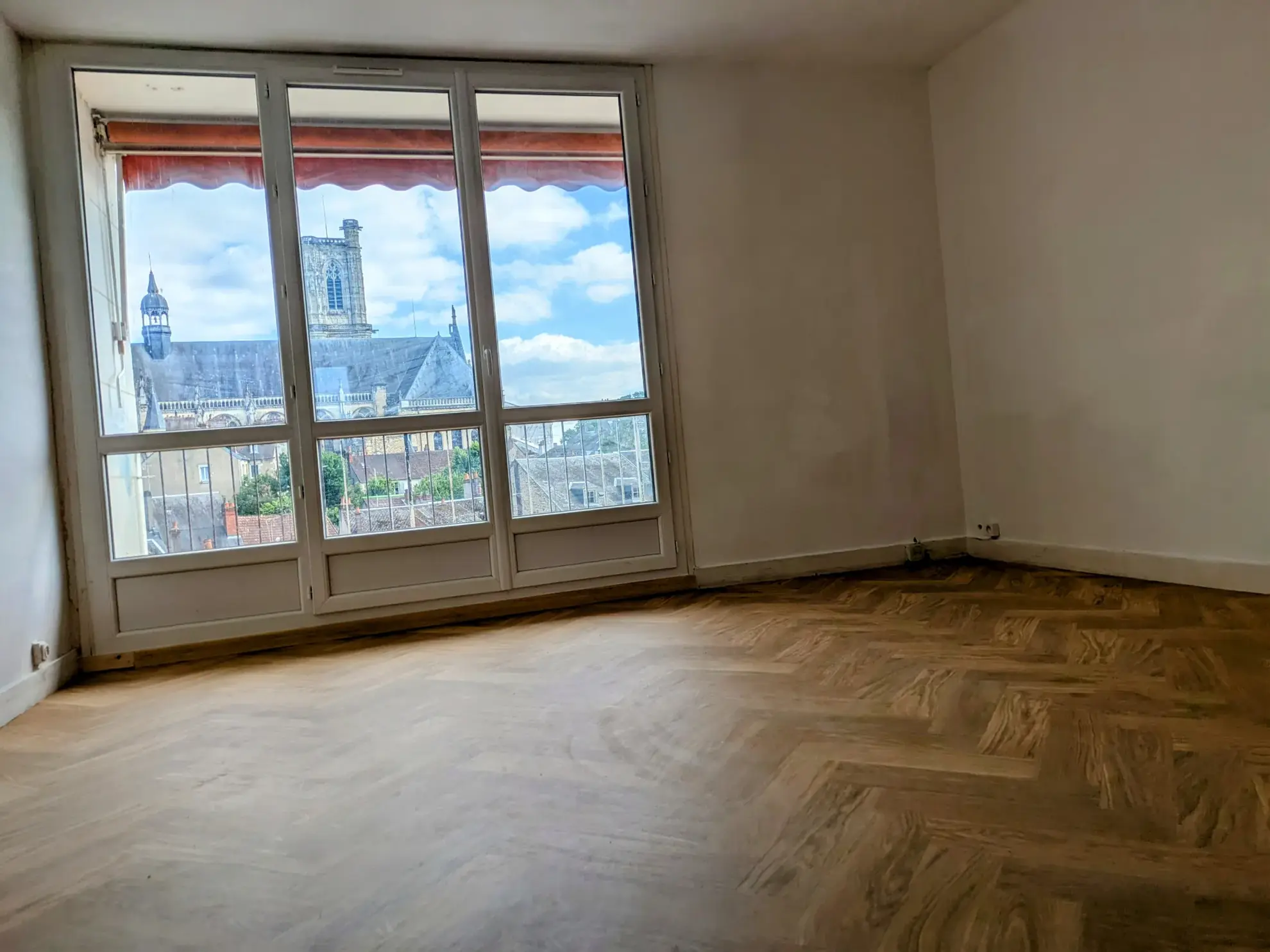 Appartement T3 avec balcon et cave en plein centre-ville de Nevers 