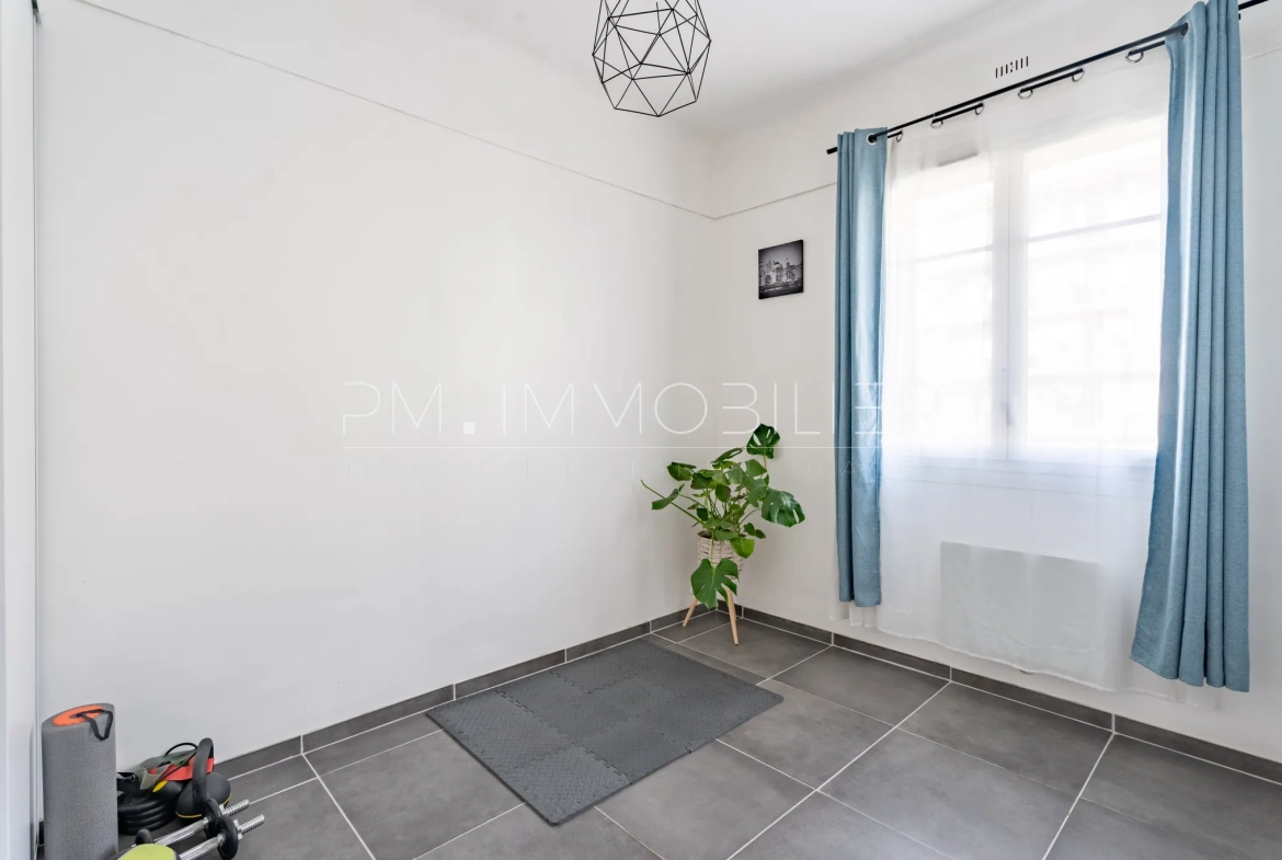 Appartement traversant de 76 m² avec extérieur à Marseille, à deux pas de la place Sébastopol 