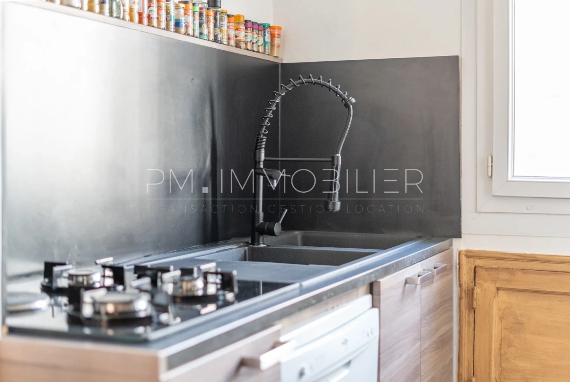 Appartement traversant de 76 m² avec extérieur à Marseille, à deux pas de la place Sébastopol 