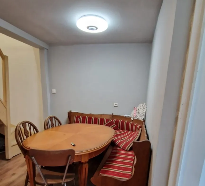 Maison mitoyenne à Hégenheim avec grand jardin et potentiel idéal investissement 