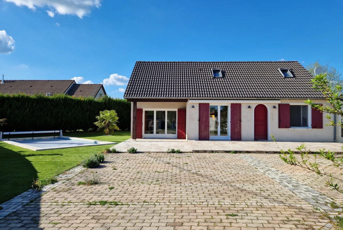 Maison avec piscine et jardin clos dans un village proche d'Autun 