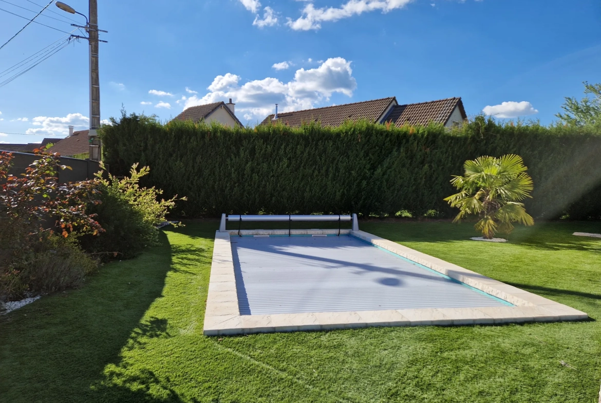 Maison avec piscine et jardin clos dans un village proche d'Autun 