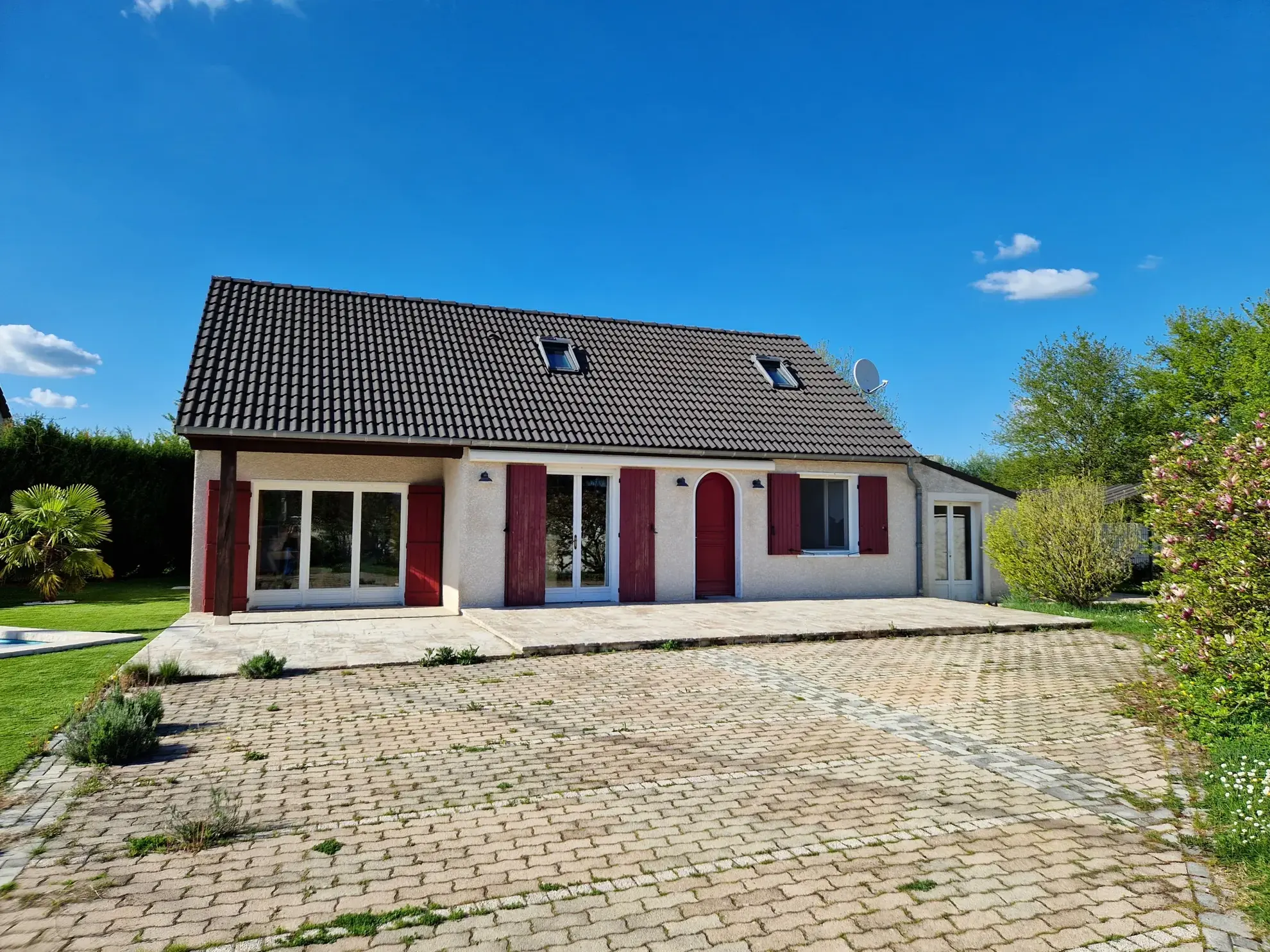 Maison avec piscine et jardin clos dans un village proche d'Autun 