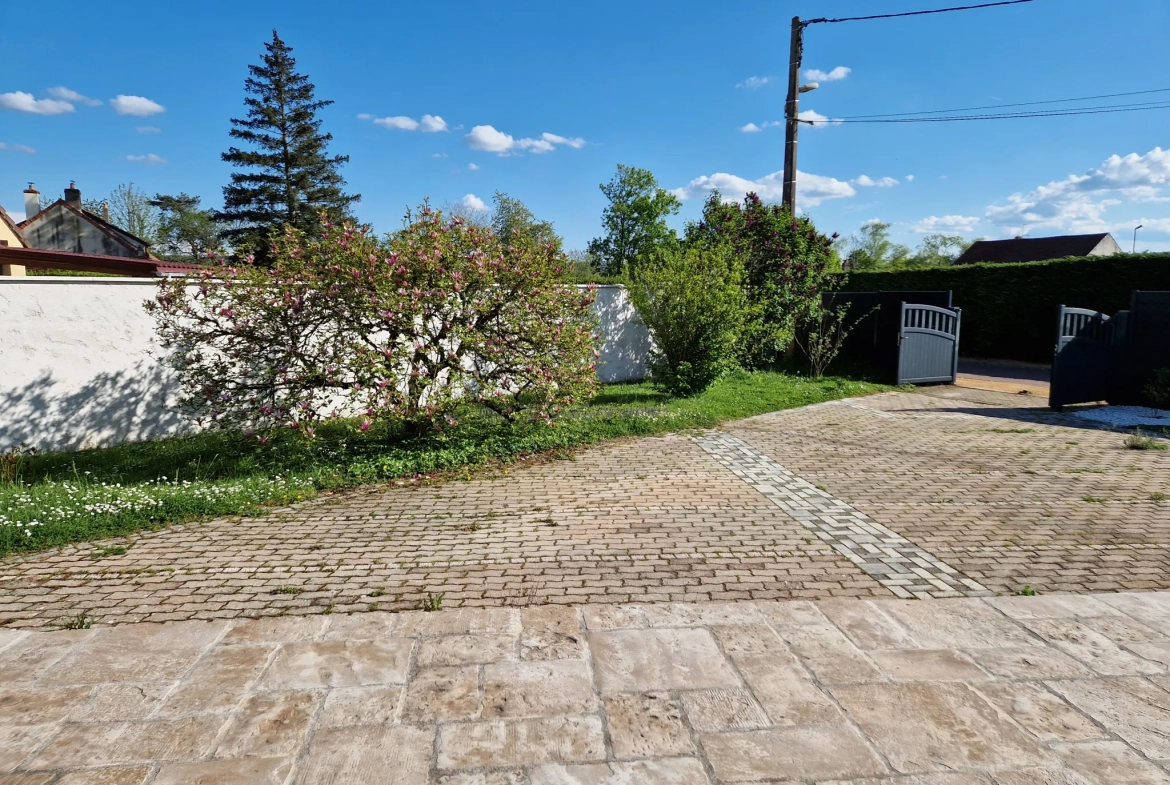 Maison avec piscine et jardin clos dans un village proche d'Autun 