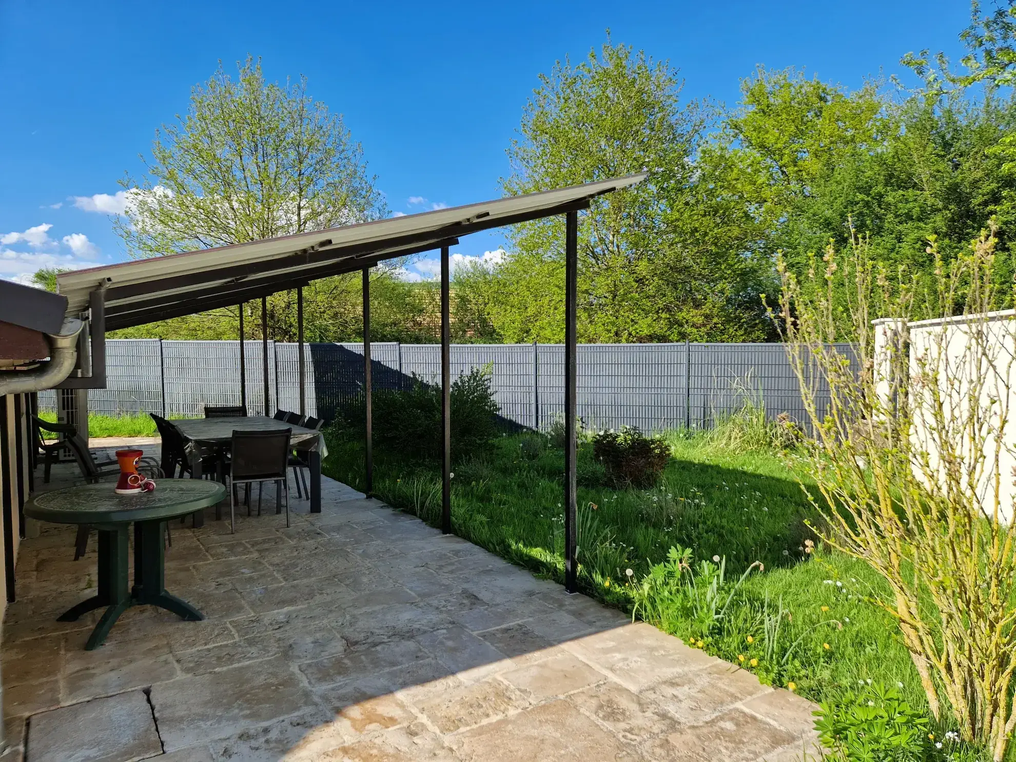 Maison avec piscine et jardin clos dans un village proche d'Autun 