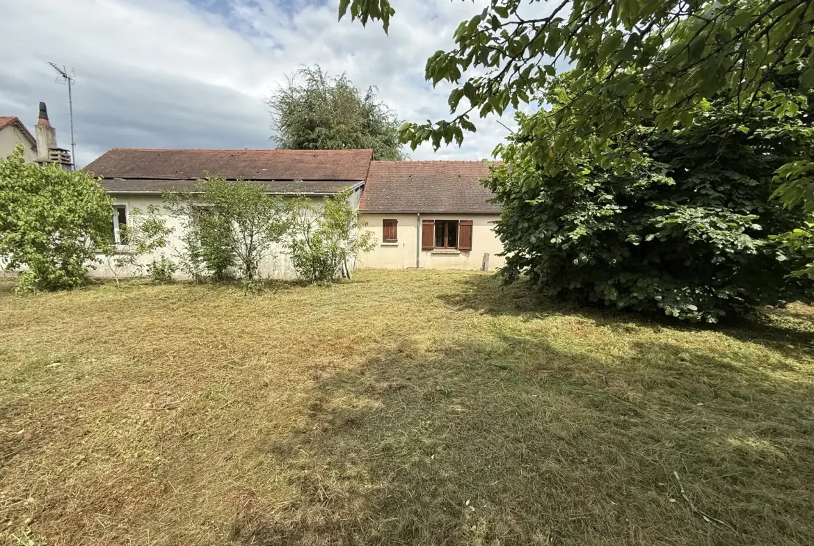 Ferme à rénover avec terrain piscinable à Saint-Rémy-en-Rollat 