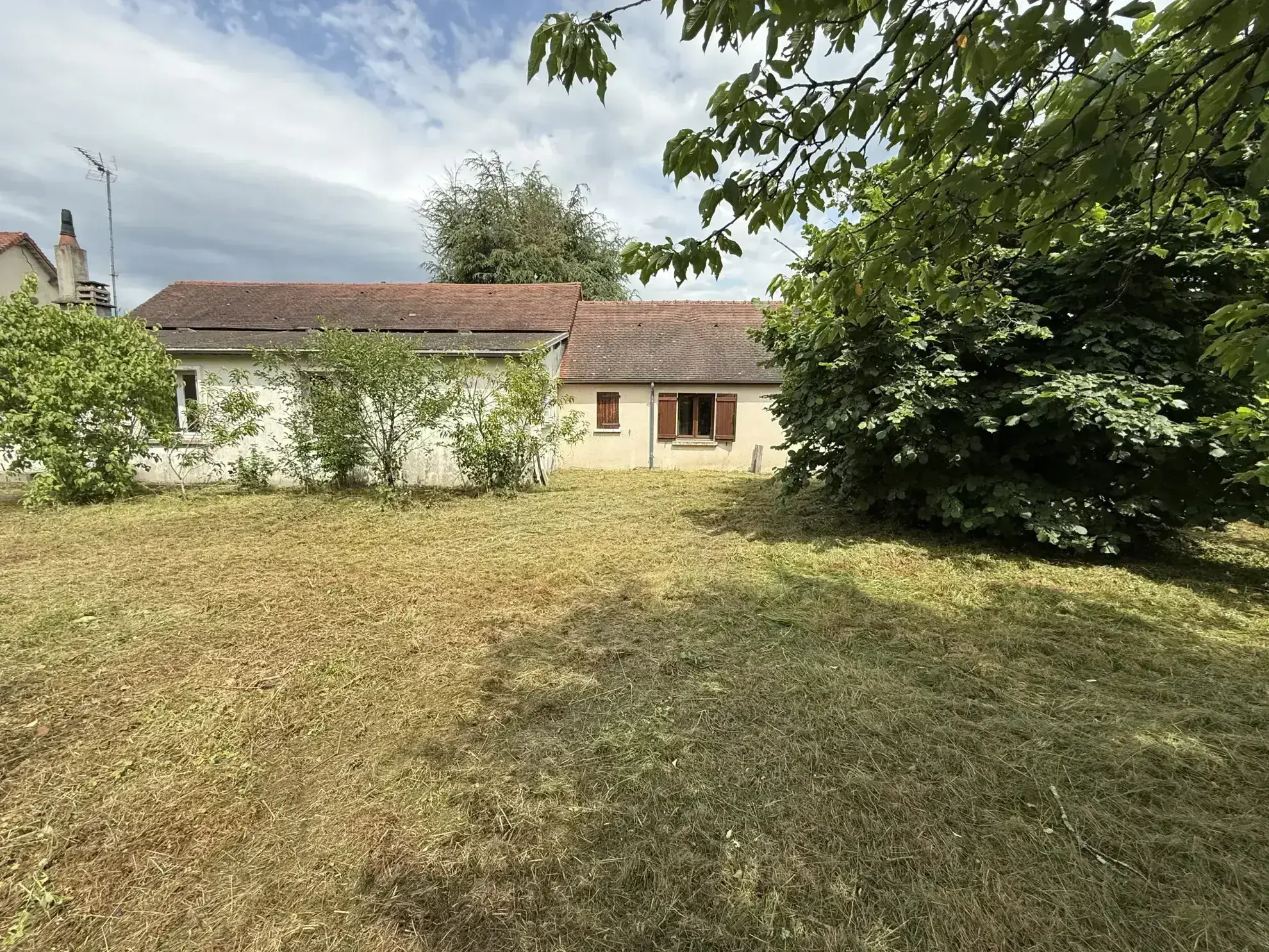 Ferme à rénover avec terrain piscinable à Saint-Rémy-en-Rollat 