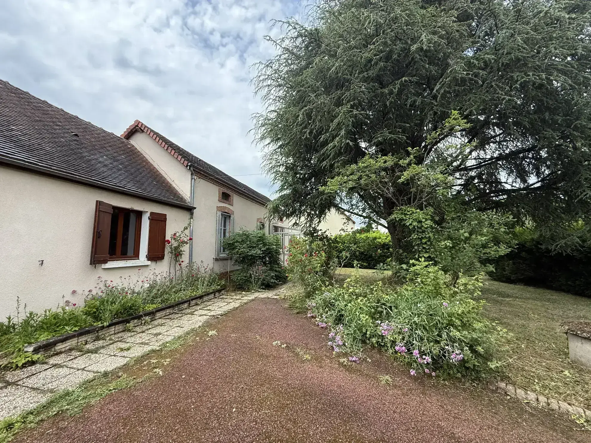 Ferme à rénover avec terrain piscinable à Saint-Rémy-en-Rollat 